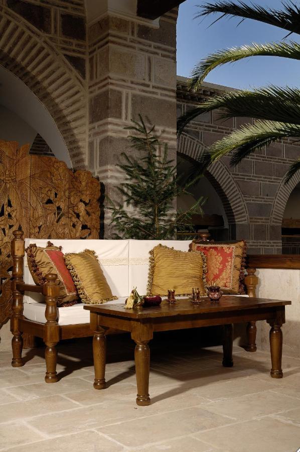 Cesme Kanuni Kervansaray Historical Hotel Экстерьер фото