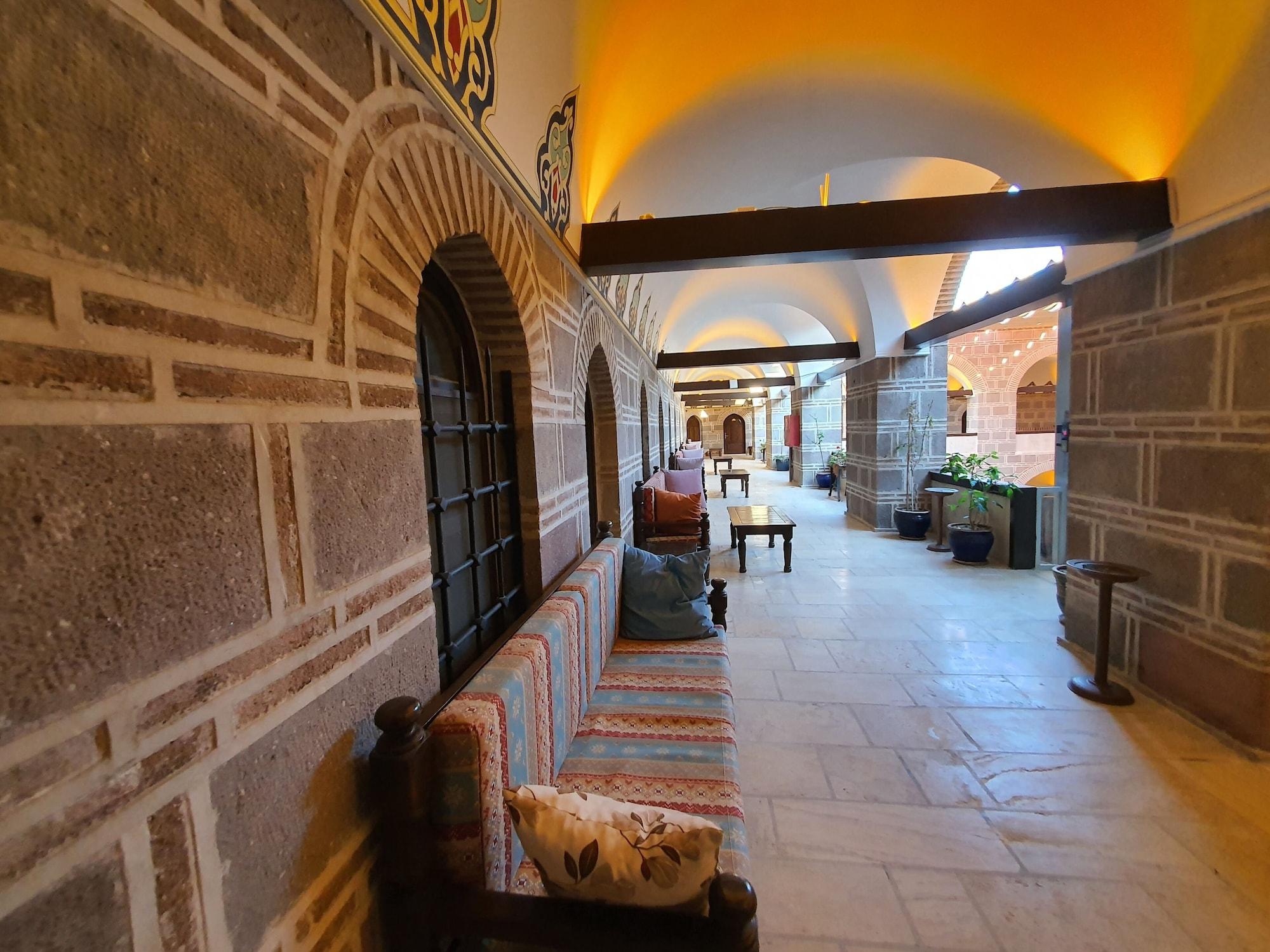 Cesme Kanuni Kervansaray Historical Hotel Экстерьер фото